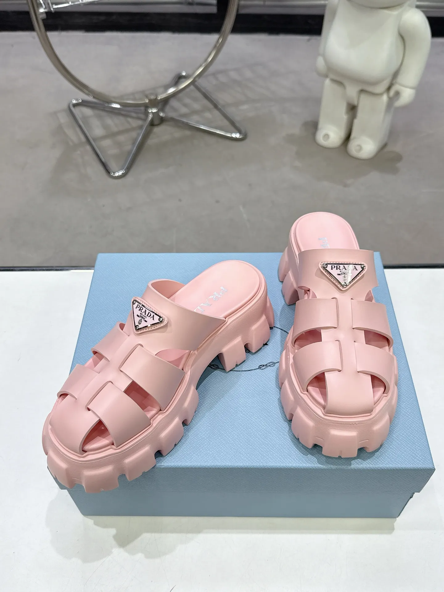 👟👟Ex-factory price 440👟👟 2025 exclusive version super popular🎊🎊🎊prada Prada triangular buckle serrated Roman thick-soled rubber foam ultra-light sandals are retro, fashionable and avant-garde, the upper perfectly restores the original craftsmanship, making the whole pair of shoes light and comfortable, full of holiday feel, bright colors💐💐💐💐 A variety of choices to satisfy fashionable people of different styles! The iconic metal triangle logo is paired with the shape of ancient beach sandals. Every design element is fashionable! Code number 35-40​